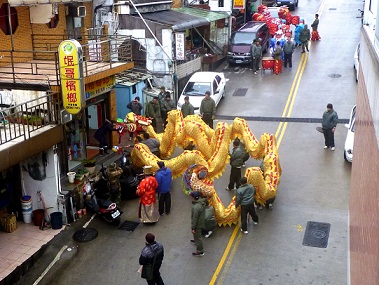 東引國軍部隊舞龍舞獅沿街向鄉親拜年，為春節增添熱鬧氣氛。（圖：東引鄉代會提供）