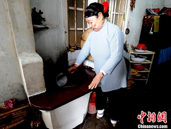 圖為大陸福建省連江縣僅存6名小腳老太太,家中灶型跟馬祖早期一樣。(圖摘自中新社)