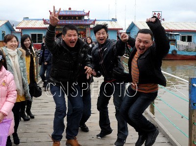 圖為當日專門包遊船抵達壺江島的福建長樂市遊客,歡樂開懷。(中新社福建分社劉可耕攝)