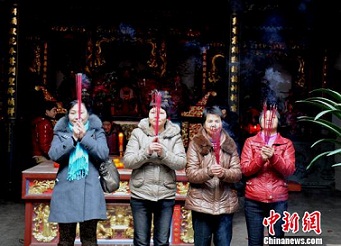 農曆正月,大陸福建僑鄉的連江縣琯頭鎮定安村的尊王宮內人頭攢動,燒香祈福的人絡繹不絕,多是僑眷祝願家人出國順利。(圖:中新網)