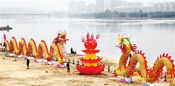 福州閩江公園花燈將佈置完畢,漂亮的花燈吸引了不少目光。(圖/海峽都市報肖春道 林丹)