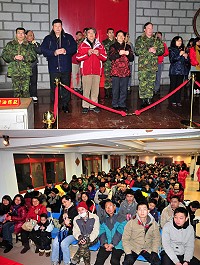 馬祖境天后宮除夕「搶頭香、送金幣」活動人氣旺,今年吸引超過500位善男信女參加;縣長楊綏生、立委陳雪生、指揮官任季男等到場主持開宮門儀式,並向排隊民眾拜年。(圖/文:曹重偉)