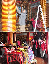 馬祖境天后宮近日正進行新年度光明燈及太歲燈的更換工作,為表慎重,特別從台灣請來道教法師來主持安太歲法事,讓太歲燈發揮最大功能,主委曾林官也貼心提醒需要安太歲的民眾今天前往上香。(圖/文:曹重偉)