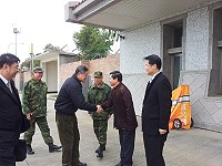 　國防部長高華柱12日大年初三抵馬進行春節視導，縣長楊綏生向高華柱部長建議釋出「南北坑道」、軍醫院坑道等提案，另外也建議軍機C130起降南竿機場時裝設移動式導航設備，尋求改善南竿機場飛航條件另外可能的機會。(圖：連江縣政府提供) 