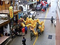 　東引國軍部隊舞龍舞獅沿街向鄉親拜年，為春節增添熱鬧氣氛。（圖：東引鄉代會提供）