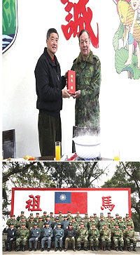 (上圖)高部長蒞馬慰問春節留守官兵,並頒發加菜金以示慰勉。(下圖)高部長與任指揮官及防區官兵弟兄於防衛部開心合影留念。(圖/文:宋韋廷)