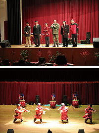 (上圖)春節遊藝由馬防部指揮官任中將及楊縣長向現場所有鄉親及官兵弟兄相互拜年後揭開序幕。(下圖)防衛部步兵營弟兄帶來擊鼓表演及三太子的搞笑演出,,祝各位鄉親及官兵新年快樂。(圖/文:宋韋廷)