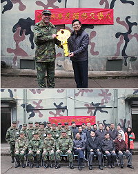 (上圖)任指揮官將代表米庫大門的鑰匙親手移交給楊縣長手中,創造軍方與縣府雙贏局面。(下圖)任指揮官及楊縣長率領防衛部高勤官與縣府相關人員,合影留念。(圖/文:宋韋廷)
