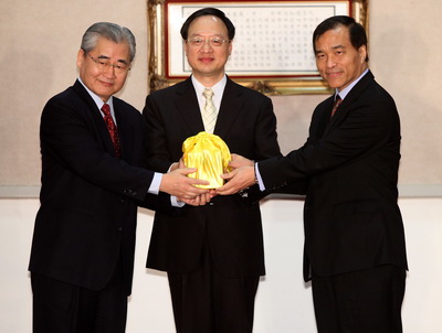 新任交通部長葉匡時(右)表示,業者規畫打造兩岸博弈特區,他樂觀其成,但要注意防制洗錢、犯罪等問題。(圖/中央社)