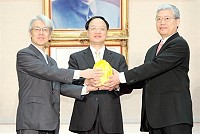 政務委員兼任福建省政府主席陳士魁(圖右)18日上午在院長江宜樺主持下,自原政委兼主席薛承泰手中接下印信。(圖:福建省政府提供)