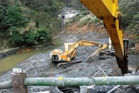 　勝利水庫上游集水區因日久淤積，產生大量淤泥，水廠出動怪手清淤。（圖／文：邱竟瑋）