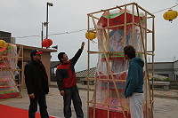 　北竿元宵祭活動今天橋仔揭開序幕，議長陳貴忠昨天前往慰問工作人員辛勞。（圖：連江縣議會提供）