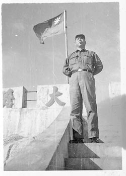 大膽英雄淚大、二膽戰當年指揮作戰的戍守營長史恆豐(上圖右)感慨當年敵眾我寡的懸殊兵力,仍能守住大、二膽,對於不幸陣亡官兵,史恆豐老將軍也數度擦了眼角淚水。下圖為史恆豐將軍於大膽島留影。(中時報系資料照片)