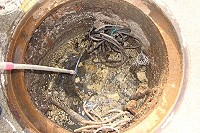 地區污水管線常因皂化油脂而阻塞,縣府宣導法令並提醒鄉親求助管道。(圖:縣府工務局提供)