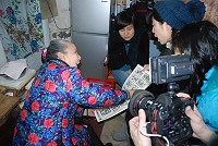 公共電視來馬製作深度專題,將投入一年的時間,了解馬祖文化變遷的各個面向,如居民遷徙、擺暝、漁業發展,以及剪花藝術,圖為採訪福澳剪花阿婆邱蓮嬌女士。(圖/文:邱竟瑋)