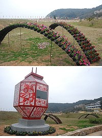 配合「兩馬鬧元宵」,縣府建設局於介壽澳口廣場完成綠美化情境布置,各種主題花草爭奇鬥艷。(圖/文:邱竟瑋)