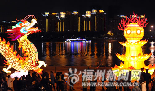乘坐閩江游輪的遊客們在遊船上一邊欣賞閩江兩岸風景,一邊觀賞元宵燈會,十分愜意。(圖/福州日報記者鄭帥攝)