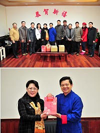 今年「兩馬同春鬧元宵馬尾交流團」團長副區長張林一行,昨天下午專程前往縣政府拜會,受到縣長楊綏生的熱情歡迎,楊綏生回贈炙手可熱的「花漾酒」及元尊陳高,並說明兩種酒的特殊意義及背景故事。(圖/文:曹重偉)