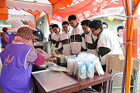　橋仔社區元宵祭美食園遊會人氣強強滾。（圖／文：陳鵬雄）