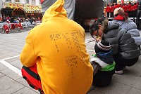 馬祖鼓板為擺暝祭典增溫,福澳鼓板隊穿上特製外套,印有鼓譜以防忘記。(圖/文:邱竟瑋)