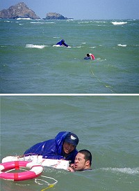 東莒一位曹姓漁民不慎落海,情況危急,岸巡大隊猛澳安檢所所長林宇傑第一時間奮不顧身下海救人,順利將曹姓漁民救起,有驚無險。(圖:馬祖岸巡大隊提供)
