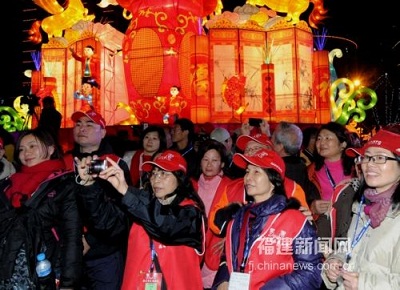 馬祖鄉親滿懷喜悅地觀看馬尾燈會。(圖:福建新聞網)
