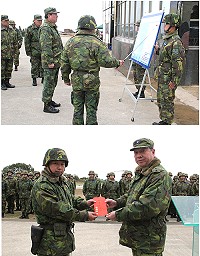(上圖)防衛部指揮官任中將前往成功山訓練場視導單位實彈射擊整備情形,並編組幕僚實施督輔導檢查。(下圖)任指揮官於精神講話時,提醒幹部應做好完善防寒準備,貫徹冬令期間軍紀安全要求事項,並頒發加菜金。(圖/文:宋韋廷)
