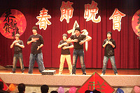 東指部春節晚會活動舞力全開,各個舞者正賣力地表演,整場晚會氣氛熱烈。(圖/文:楊日嘉)