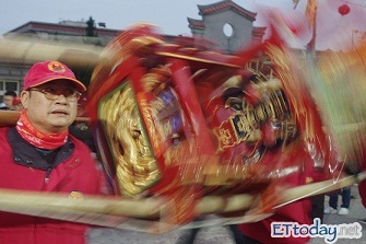 ▲「扛乩」產生的轎子的靈動,形成「人神激盪」的精彩畫面,可以從圖中看得出來,乩腳並未施少力,神轎卻在大力轉動。(圖:ETtoday記者游琁如攝)