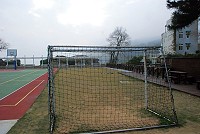 仁愛國小的小型足球與手球練習場,是地區除中正以外少數較完整的場地之一,校方於天氣較暖的學期曾安排相關體適能課程。(圖/文:邱竟瑋)
