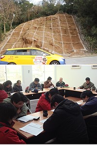 　去年85雨災等災後復建，馬祖多項進度超前，南竿鄉中央大道坍方處等四項復建工程原定進度12.52%，實際達35.87%；圖為南竿的邊坡植生復建工程與縣府召開檢討會議情況。（圖／文：邱竟瑋、工務局提供）