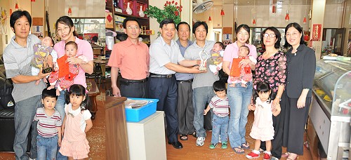 2011-06-14北竿鄉親劉達京、陳宛君夫婦 2011年3月生了龍鳳胎,縣長楊綏生前往表達祝賀並發放16萬元生育獎勵金。(圖:馬祖日報資料室、記者陳鵬雄攝影)