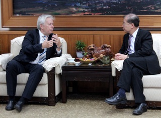 德國在台協會處長紀克禮(Michael Zickerick)(左)26日拜會金門縣長李沃士。中央社