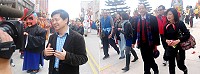 　縣長楊綏生、議長陳貴忠伉儷全程參加東引鄉「白馬尊王」遶境活動，並問候鄉親新年好。（圖／文：陳其敏）