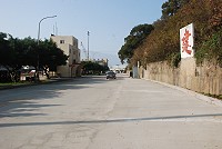 　福澳運動場司令台旁道路拓寬，通往港區視野更寬敞，縣府交通局將劃設一系列停車格，以供遊覽車、汽車與機車停放。（圖／文：邱竟瑋）