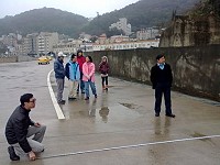 縣長楊綏生針對馬祖興建電信大樓建地,福澳附近道路交通動向標線等問題共同會勘。(圖:縣府工務局)