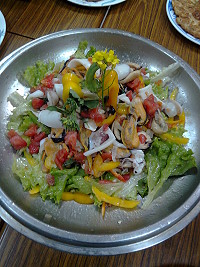都蘭博物館李忠霖教授在北竿大秀歐式淡菜沙拉料理,五顏六色讓平凡的淡菜好看又好吃。(圖/文:陳鵬雄)