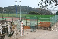 馬祖土地難題又一樁!一名鄉親主張自身土地權益,經過長年的奔走與陳情,日前以泥土堆疊於介壽網球場的練習區,希望能因此鞏固「和平占有」的事實,取得土地所有權狀。(圖/文:邱竟瑋)
