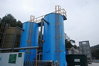 自來水廠南竿營運所及水質檢驗室展開搬遷,將陸續遷入完工的儲水澳淨水場,該場有新設蓄水池,並整合海淡水與水庫的輸水管線,以及全新的儀控大樓和高壓抽水機房,辦公環境也比以前的勝利廠區新穎。(圖/文:邱竟瑋)