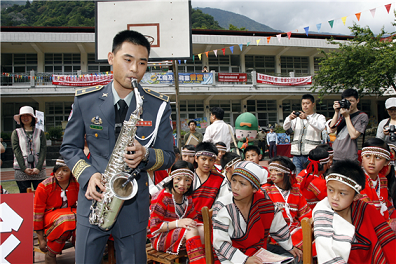 國防部自民國一百年舉辦偏鄉樂教活動以來,每場皆獲得極大迴響,今年賡續規劃五場次樂教活動,首場將於十九日在臺東太平國小展開,希望帶給學童一場豐盛的音樂饗宴。(軍聞社資料照片)