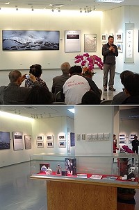 曾揹著媽祖神像與攜帶馬祖美酒登上世界第1高峰─聖母峰的李小石昨於嘉義梅嶺美術館舉辦攝影展開幕茶會,台馬各界人士前往參觀。(圖:李小石先生提供)