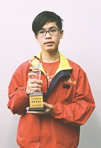 馬祖連江縣首度推薦介壽國中3年級學生蔡聿翔獲全國普仁獎,蔡同學小學就從臺灣遷居馬祖,目前租住在南竿牛角村海邊附近,父親在馬祖作工,由阿嬤照顧長大。(圖:青年日報記者陳正雄攝)