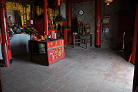 　空間不大的芹壁半山龍角峰廟，每年正月二十九會有信眾夜宿祈夢。（圖／文：陳鵬雄）