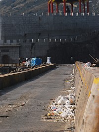 　受冷氣團影響，東、西引連堤又飽受海漂垃圾作「亂」。（圖／文：陳其敏）
