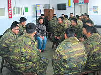 　莒指部日前舉行「志工媽媽新兵座談會」，會中志工媽媽鼓勵新兵以正向積極的態度面對生活中的挑戰。（圖／文：陳柏志）