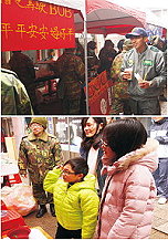 (上圖)東引指揮部辦理新年園遊會,各式攤位提供多樣化美食,讓在島過年的弟兄皆能感受到這個難得且特別的新年。(下圖)到場參與園遊會的鄉親與弟兄人數眾多,現場氣氛熱烈歡欣。(圖/文:李家宇)
