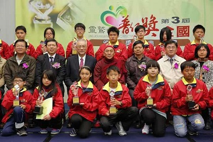 副總統吳敦義參加第三屆靈鷲山全國普仁獎頒獎典禮與心道法師和受獎學生合照紀念(圖/台灣好新聞記者林茂榮攝)