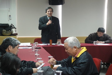 陳猛(圖中站力者)被推為總召集人,誓言將澎湖推向國際島。(澎湖時報洪添鋆攝)
