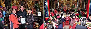 山隴境白馬尊王廟昨晚舉行傳統元宵「廿二暝」後的食福饗宴,席開25桌,當地社友、鄉親齊聚一堂場面熱絡;主委曹以標特別致贈感謝狀給協助甚多的馬防部,由任季男代表接受。(圖/文:曹重偉)