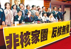 核四公投藍綠攻防升溫,行政院長江宜樺4日表示核四公投他不僅會投票,也呼籲全民參與;民進黨主席蘇貞昌(左圖中)4日率黨籍立委召開記者會宣示,不另提連署公投題目,全面迎戰停建核四公投案。(中國時報記者季志翔、王遠茂攝)